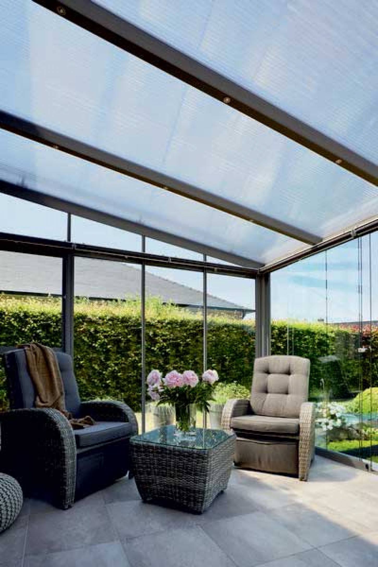 Geïsoleerde staalplaten zijn dan weer enorm energiezuinig en polycarbonaat platen zijn dan weer geschikt als dakbedekking voor veranda’s.